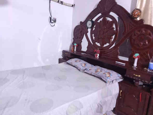 سلام عليكم غرفه نوم للبيع متكونة من كنتور وزاوية ومراية  وجرباية نضيفة السعر 350 الف مكاني السماوة رميثة الاستفسار على الرقم ***********
