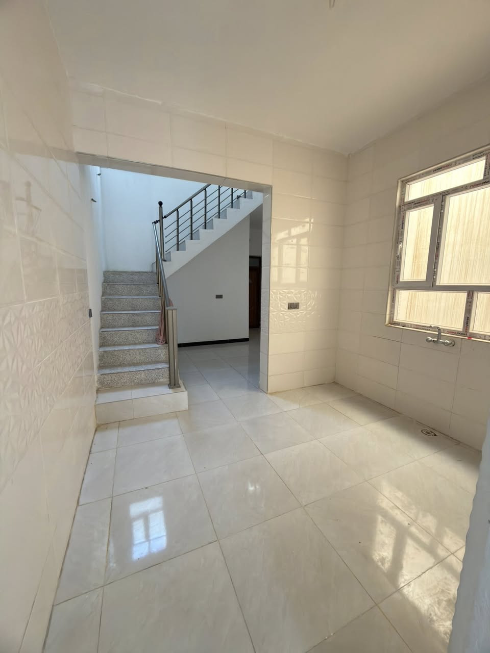 بيت للبيع مساحة 100 (5x20)
متكون من 3 غرف نوم 
الموقع الرازي للاستفسار ***********
ملاحظة البيت بناء جديد ولحد هذي الحضة محد سكن بي
