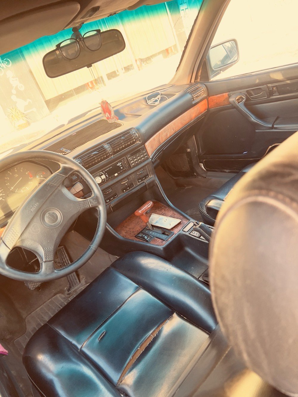 للبيع سيارة بي ام دبليو ، موديل ثمانينات. السيارة باللون الأسود ومزودة بتفاصيل داخلية كلاسيكية مع جلد أسود وخشب. السيارة مناسبة لعشاق السيارات الكلاسيكية التي تتميز بأسلوبها الراقي. للاستفسار أو لمزيد من التفاصيل، يرجى الاتصال.