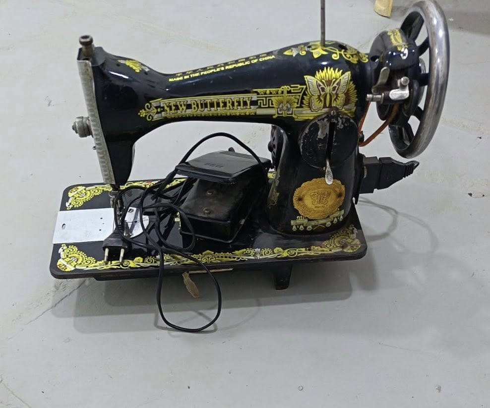 غراض للبيع (كنتور 3 بوب و2 جرارات حجم كبير + مكنسة كهربائية حجيم كبير + مكينة خياطة ) للاستفسار مراسلة على الخاص او الاتصال ***********
