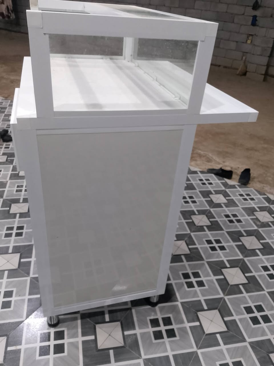 ميز للبيع سعر 200الف وبيه مجال شراي يجي خاص او مراسله عله وتساب ***********او اتصال ‏‪***********‬‏
