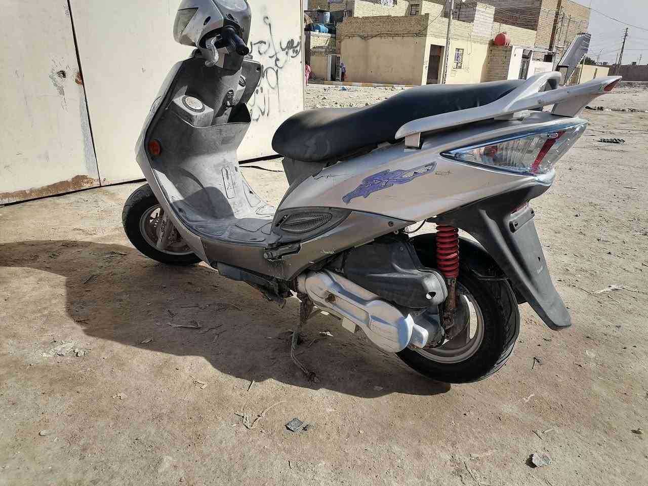 سلام  عليكم دراجه جي فور مبدل بيه بس بستم ولفات فقط دراجه حلوه سعره 350 
مكاني ناصريه مركز شراي يتصل 
***********
