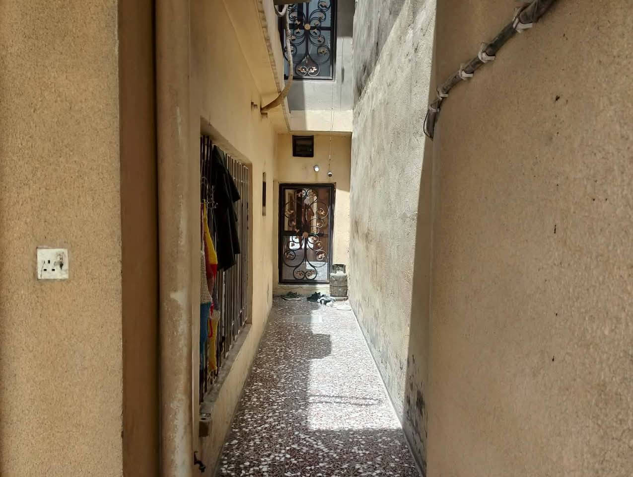 السلام عليكم
تم تنزيل اسعر 
دار للبيع مساحه 200 
الموقع الامين قرب مكتبة اروى 
واجهه 10 
نزال 20 
بسم شخص واحد 
4 غرف نوم واستقبال ومطبخ وصحيات 
نضافة ادار 90 ٪ 
سعر 375 
للتواصل خاص موجوده او مراسله وتساب 
***********
