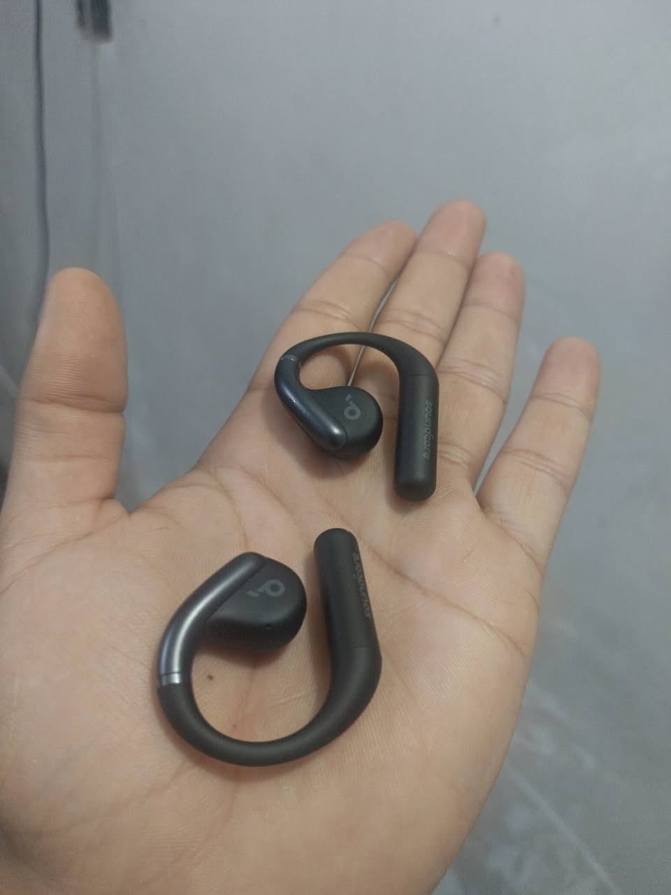 للبيع
سماعة anker soundcore aerofit
Open-Ear  TWS
ضمان عين الفهد الوكيل الحصري و الوصل مرفق وياها
سماعة غنية عن التعريف مناسبة جداً للجم وللرياضات 
استعمال جداً قليل اقل ال5 مرات رابطها وسامع بيها
نضيفة 99%
السعر 60 ألف 
توصيل مجاني بغداد الشعب /حي اور/ البنوك/ جميلة /ام الكبر / حي الكوفة 
  التواصل واتساب ***********
