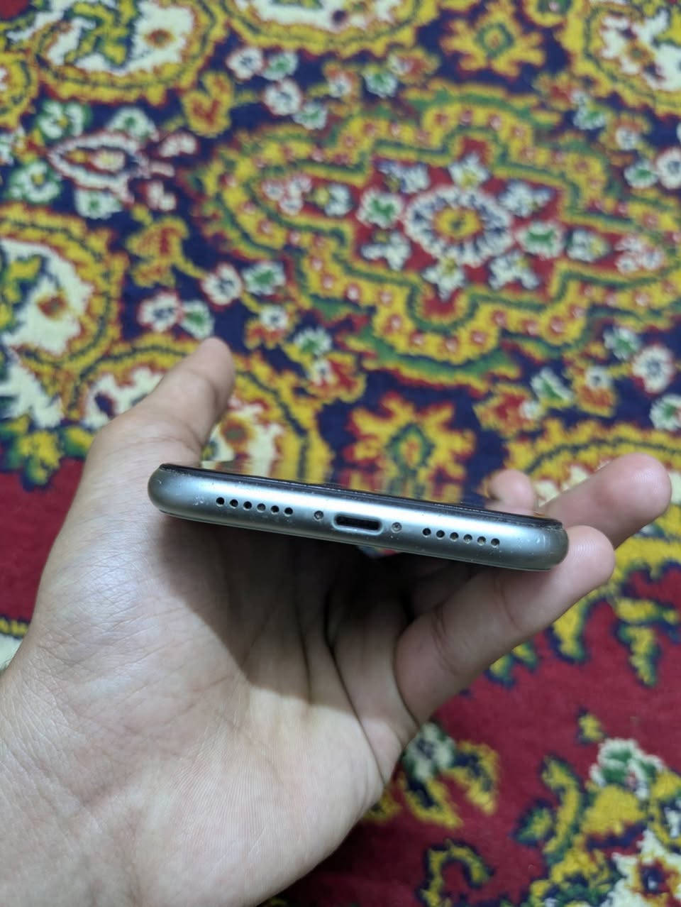 ايفون 11
ذاكره 256 و بلادي بطاريه 88% فقط شاشه قطعه اصليه من ابل مستبدله وفيس ايدي شغال وسليم 100% 
يحمل شريحتين الجهاز ونظافه 90% تامه يعني فقط الضهر تستبدله 
الكارتون فقط موجود . للعلم الكارتون الاصلي طابق واخذ

السعر 200 الف د.ع

العنوان: بصره ابو الخصيب حي العسكري قرب سنتر عبدلله 
الرقم: ***********
