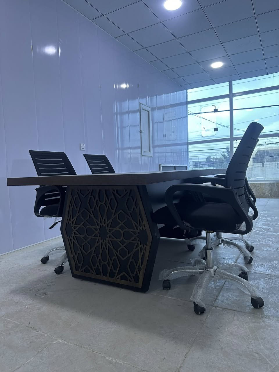 ميز مكتبي و ميز اجتماعات جديد للبيع مع كراسي
ميز مكتبي عدد 2 مودرن مع كراسي عدد 3 ثابت وكرسي دوار ومجرات عدد 2 
ميز اجتماعات جديد مع كرسي دوار عدد 4 
نظافة 100‎%‎ 

(مكلف بالنشر ) للاستفسار عن السعر
***********
***********
