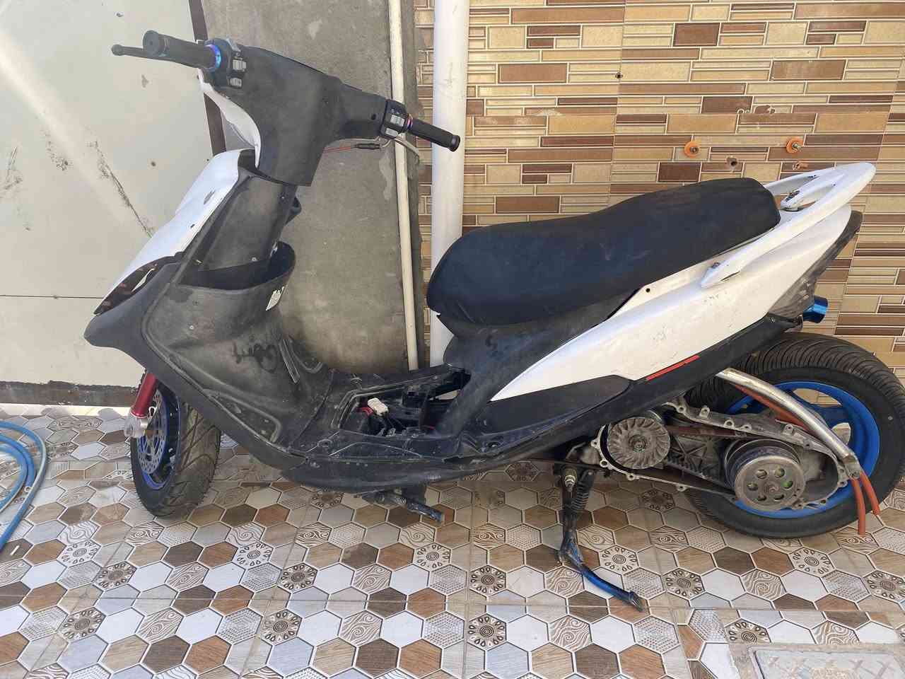 سلام عليكم دراجه لبيع متروكه صالها هواي حاطها بالبيت لا اطلع بيها ولهه دراجه تأخذ بس ماتشتغل بالنسبه الي هذا العندي تفيدك كلها تزويد مزوعه تفاصيل اكثر خاص السعر 500وبيها مجال واذا اكو مراوس ماكس حلوه اروس الرقم/***********  /متواجد خاص
