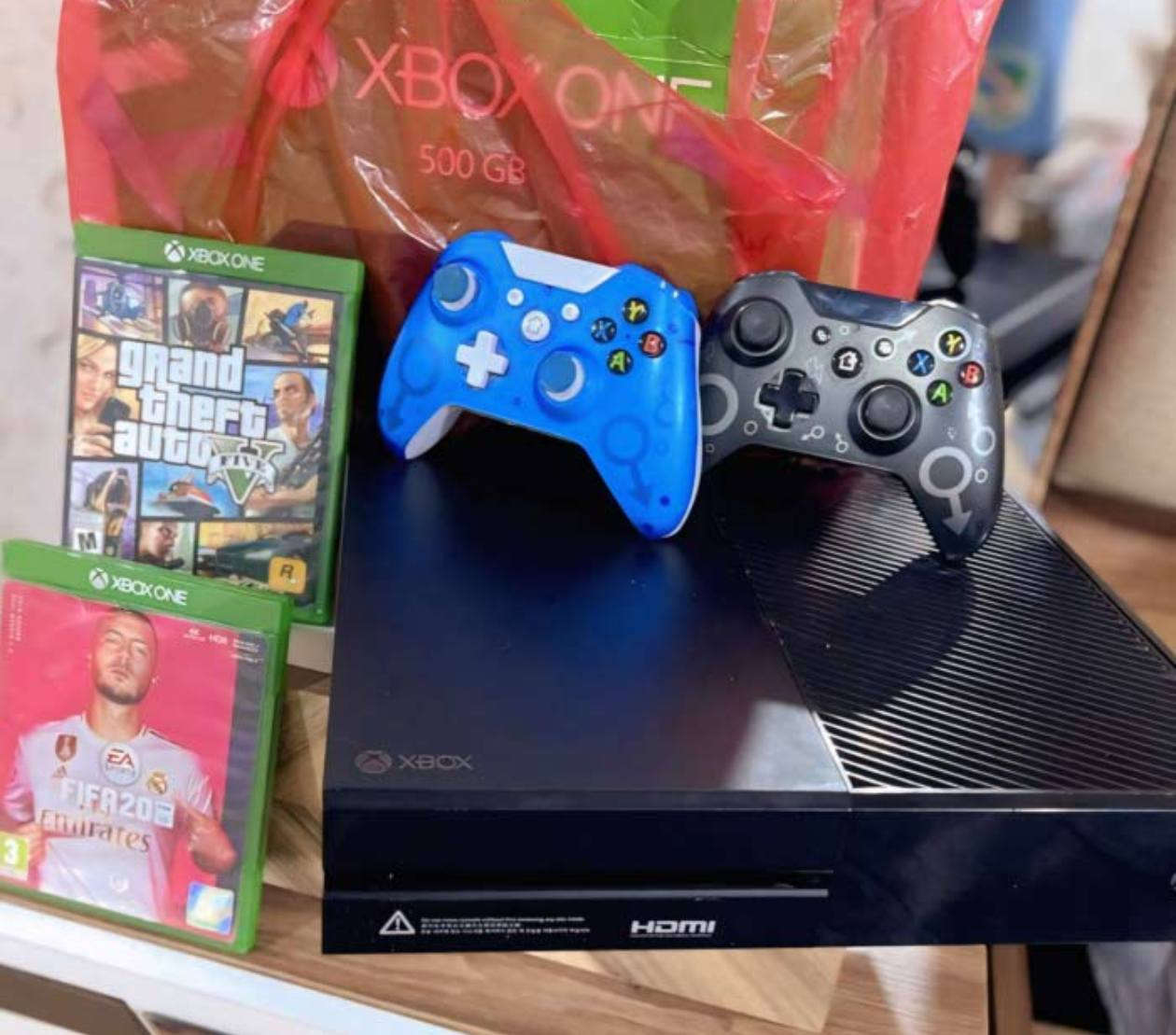 اكس بوكس وان
جهاز نظيف وكامل ملحقاتة ذاكرة 500 وياه قرصين وحساب مشترين بي العاب ما مفتوح بعده بلاصق ضمان الشركة

كامل ملحقات + جوستكات ثنين

السعر (160) او مراوس مع موبايل

البصرة الزبير 

***********
