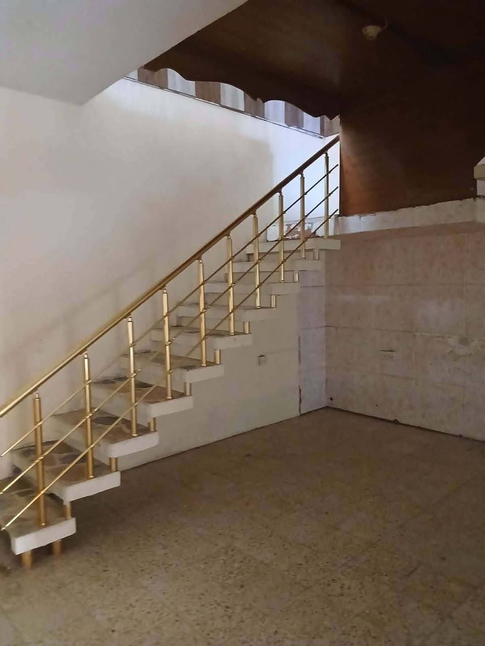 دار سكن ملك صرف طابوا. مساحته 200متر مربع يتألف من طابقين بناء جاهز للسكن بناء طابوق موقع. الدار فرع   صيدليه غصن البلوط تدخل بي واقع بين الفرع الرئيسي حي العصري عليبات تبليط الشارع للباب مجاري أيضا الصور موضحه سعر الدار 125مليون للاستفسار اكثر الاتصال على الرقم ***********و***********ومن الله التوفيق مع العرض البيت طابقين غرفتي نوم بألطابق الأسفل وغرفتين نوم بألطابق العلوي جاهز من كل الجوانب
