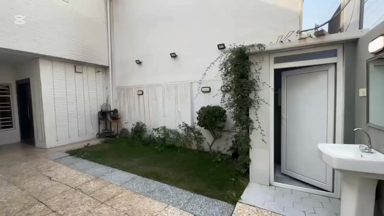 #جبتلك_بيت_لكطة_احسلك_من_شقق_والمشاكل

#بسعرررررررر_لكزز_اخر_موديل
.
.
.

بيت للبيع مساحتة 120 متر مربع 6x20

الطابق الارضي

 كراج كبير وحديقة وحمام خارجي مدخلين صالة ومطبخ 
الداخل مدخل صالة ومطبخ مفتوح وحولي درج وخدمات وترك
.
. 
الطابق الثاني
 غرفتين نوم ومخزن كبير في السطح 
ارضية الطابق الارضي مرمر الطابق الثاني بورسلين
سوق الرابعه قريب جدا 
روضة قريبة جدا 
مدرسة قريبة جدا 
مستوصف قريب جدا 
كلهن نفس المنطقة

العنوان

بغداد / البياع 📍

 البيت اجمل واحسن وأهدء 
فرع بالمنطقة

التواصل اتصال 

#السعر_علق_يجيك_بتعليق

***********
                           متوفر واتساب
***********
