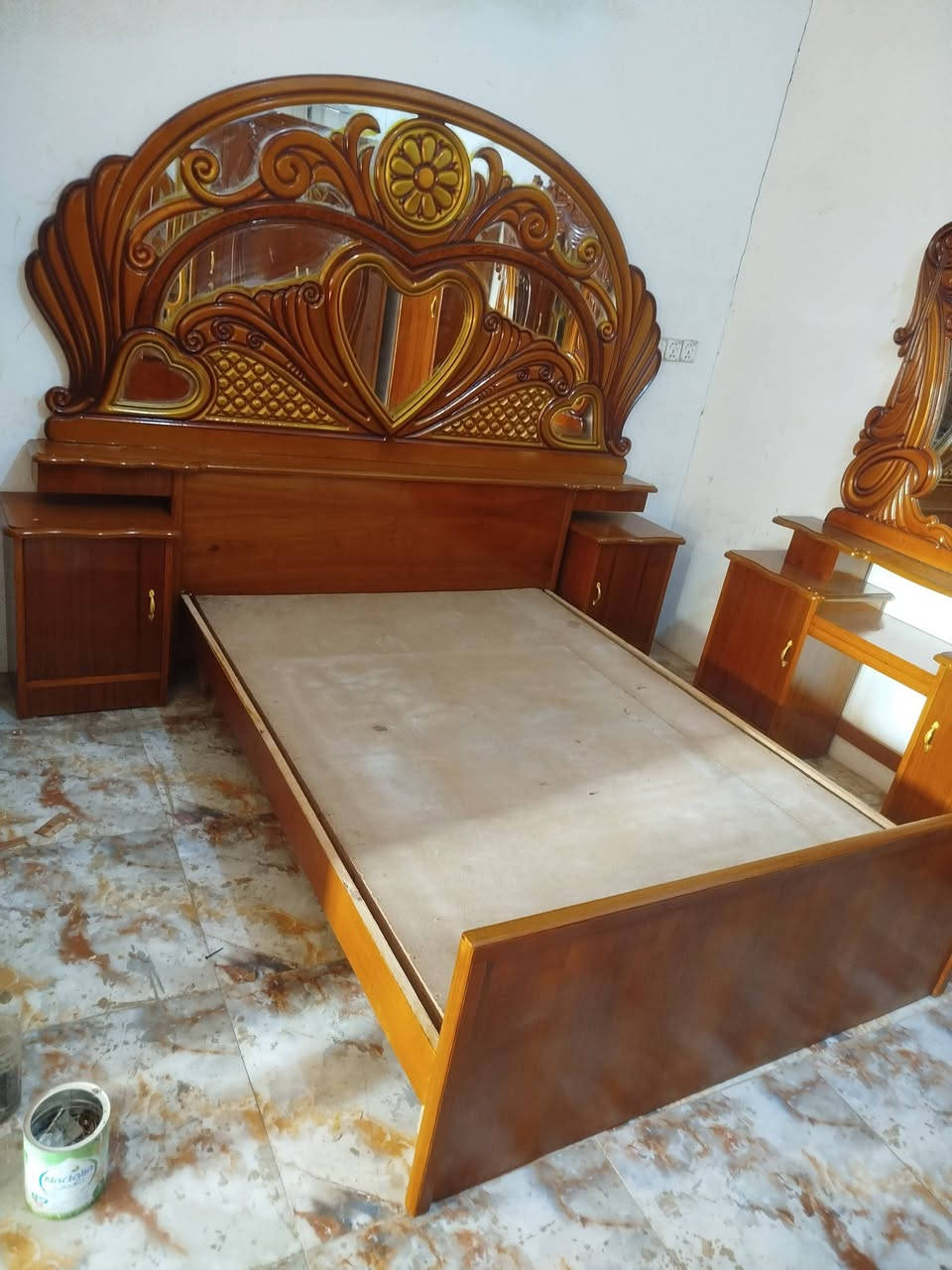 غرفه أم خمسة مستخدمه نضيفه 
للبيع سعر 600 وبي مجال 
العنوان العزه القديمة 
***********
