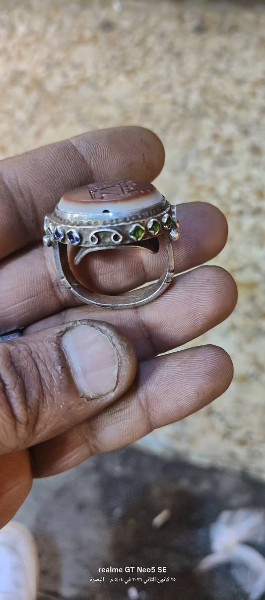 السلام عليكم يماني قديم وصياغه قديمه تحفه للبيع  السعر 250 وبي مجال قليل  مكاني البصره حيانيه سوق القسم ***********
