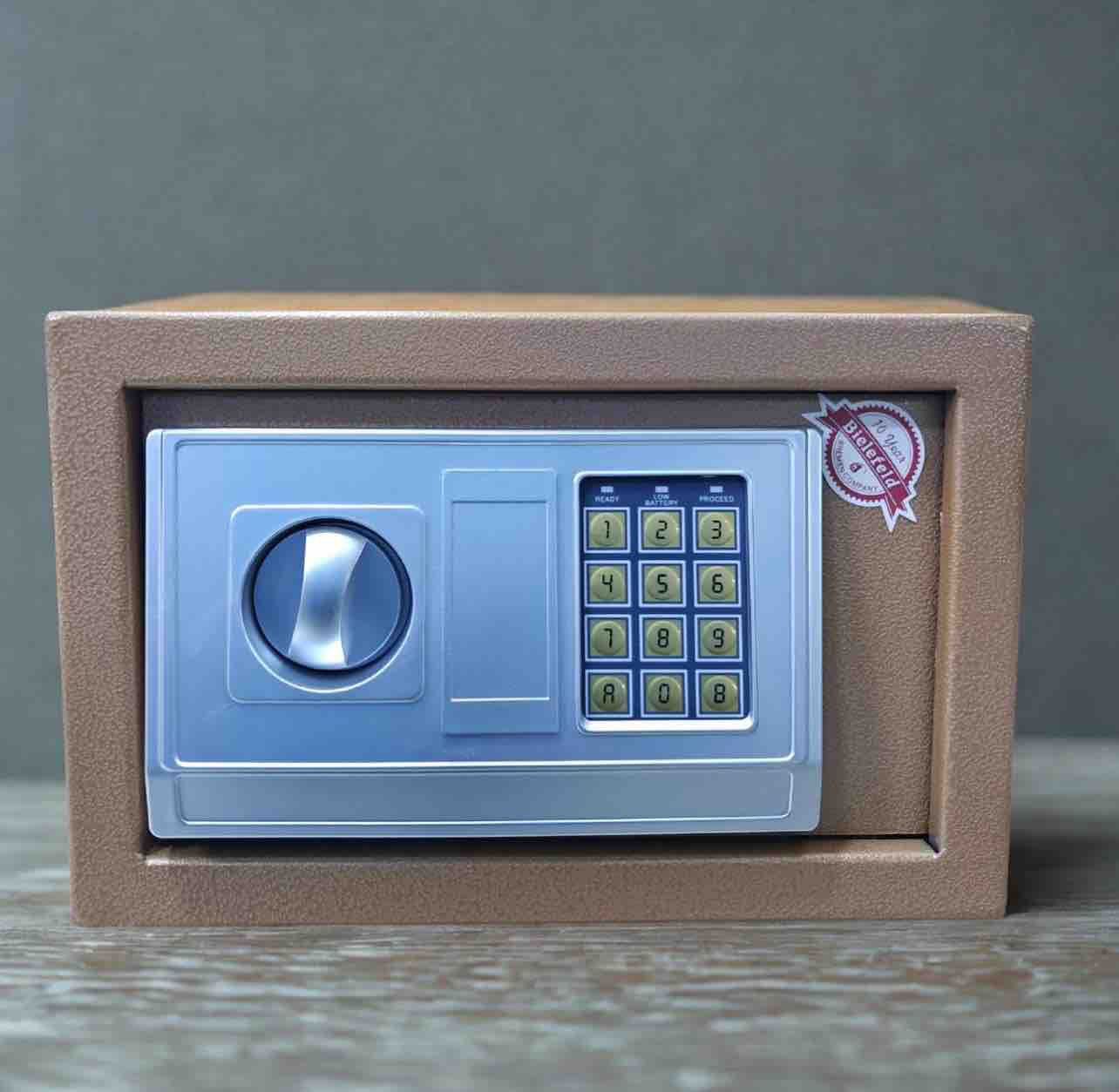 قاصة ماركة بيلفيلد الحجم 20 القياس : طول 20 ، عرض 30 ، ارتفاع 20 سم الوزن 6.5 كيلو مفتاح ورمز سري تعمل ب 4 بطاريات نوع AA وتأتي 4 بطاريات ملحقة مع المنتج براغي جوي لتثبيت المنتج في الحائط مقاومة للكسر والحريق. طريقة الفتح الأولى : ادخال المفتاح الماستر في الفتحة المخصصة له بعكس اتجاه عقرب الساعة ، مع فر يدة القاصة مع اتجاه عقارب الساعة طريقة وضع باسورد : تستطيع وضع باسوورد مكون من 3 الى 8 ارقام عن طريق : الضغط على مفتاح ال restart الموجود في داخل القاصة من الخلف ثم ادخال رمز حسب احتياجك ثم الضغط على A او B طريقة وضع باسوورد عام او ماستر : فتح القاصة ثم الضغط على الصفر مرتين ثم الضغط على زر ال restart وبعدها ادخل الرمز حسب احتياجك ثم الضغط على A او B

بسععر (43الف مع التوصيل )


**إذا كنت صاحب هذا الإعلان وتريد حذفه لأي سبب، رجاءا أرسل رسالة إلى الدعم الفني**