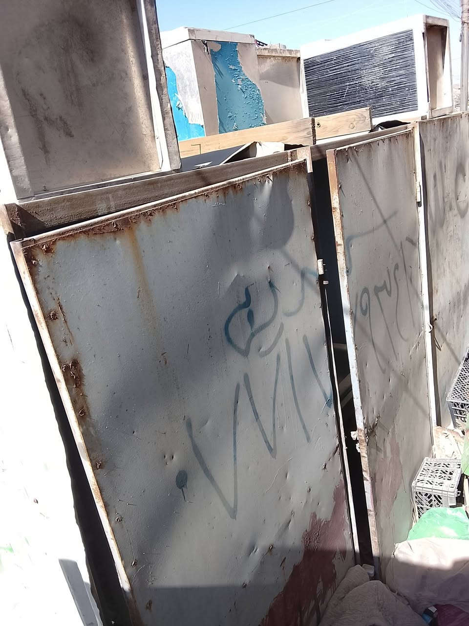 مرافقات 3  كاملات صب ومنهولات وبيبان للبيع مكان بغداد الشعب ***********
