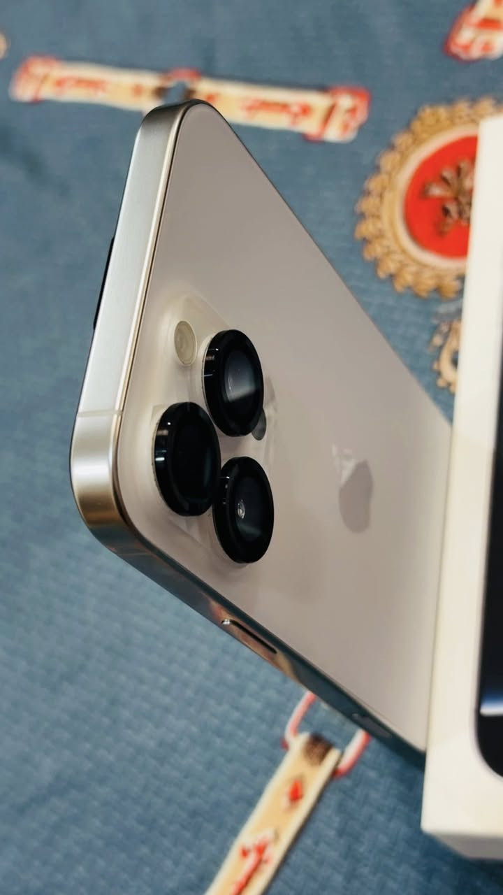 السلام عليكم
16 برو ماكس 256 ماستر 
بطاريته 94 بعده بضمان 
نظافته 100 ملحقاته كامله 
سعره 1350 الف مكاني بغداد 
*********** واتس
