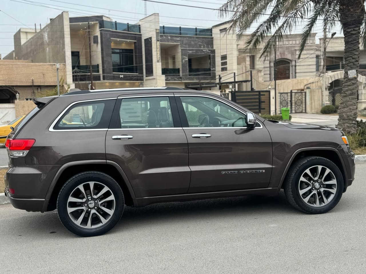 جيب اوفر لاند :2018 
رقم بغداد الجديد بسمي هزة سنوية جديدة 
المحرك : V6.  3.6L 

فول فول 

معروفة مواصفات الاوفر اعلى فئة بلجيب 

لون : جوزي اى قهوائي  

حادث جاملغ وباب والباب الخلفي كلير صور الضرر مرفق وية المنشور 
بدون ايرباك سيارة 
المواصفات  . 
* سقف بانوراما . 
* شاشه كبيرة  . 
* نظام الخرائط (GPS) .
* ستيرن كهربائي . 
* المصابيح الأمامية زنون .
* كشافات الضباب زنون .     
* تشغيل عن بعد .
* صندوق كهربائي .
* داخل اسود   .
* حفظ وضعيات الجلوس (ميموري) . 
* المقاعد الأمامية كهربائية .
* سستم صوت الباين. 
* حساسات أمامية
* حساسات خلفية . 
* كاميرا خلفية .
* تدفئة ستيرن . 
* المرايا الجانبية قابلة للطي .
* مرايا متحسسه للضوء العالي . 
* بلوتوث تلفون . 
* محدد سرعة . 
* نظام التشغيل والاطفاء الاوتوماتيكي ( Auto Start System ) .
*سستم صوت بيهة خرافي 

معروضة 217$ وبيهة مجال 
مكانها بغداد سيدية اي استفسار 
*********** بغداد, العراق
