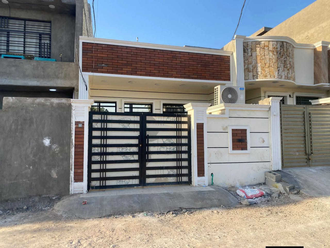 دار للبيع الدورة بداية هورجب 
شركة الكوخ مجاور ارص النخيل 
١٠٠ متر  طابق واحد
وفوك بيتونه وحمام وسطحين 
البيت كامل ومابي اي نقص 
السعر ٨٤ مليون 
الاستفسار ***********
***********
او مراجعة مكتب ليث الجبوري للعقار
