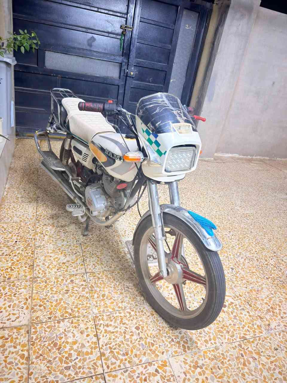 السلام عليكم للبيع دراجه ٥ كير على٣ يفلت بس سلف هندر شغال كهربائيات شغاله صالصنه كاتم عنوان كركوك حي النصر سعر ٢٥٠ وبي مجال ***********

