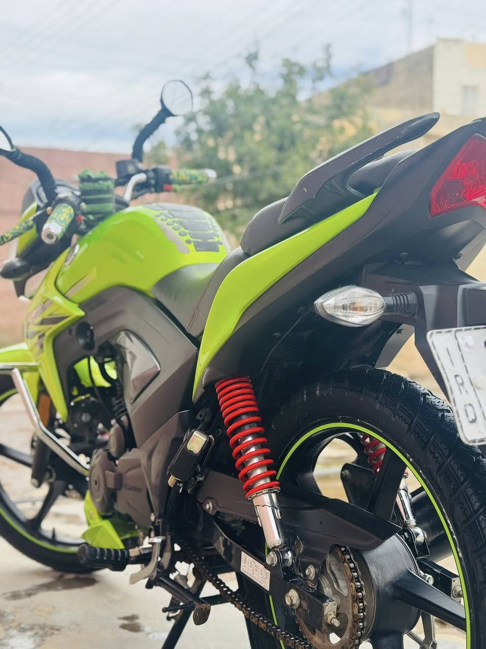 سلام عليكم
دراجة هوجي للبيع موديل 2022 ماشي 20.000
دراجه نضيفة حيل ومكفولة من الضربه والكلبه وفتح المحرك
مسجل تحويل مباشر 
السعر / 17 ورقة وبي مجال بسيط
 للاستفسار/ ***********
