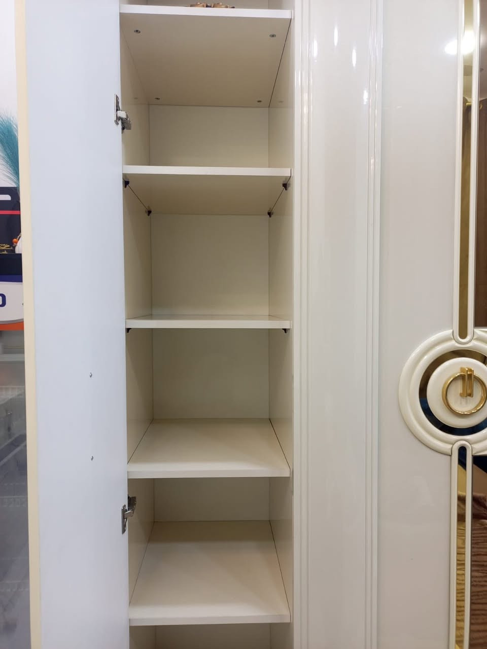 سلام عليكم غرفه نوم مستعمله شهرين  متكونه من عشر قطع ويه شازلون عنوان بغدادً ***********
