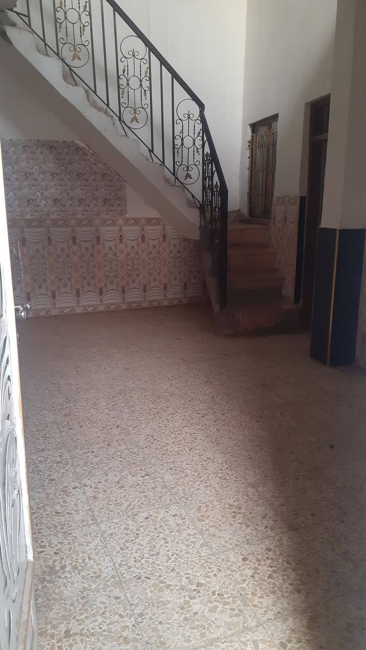 بيت للايجار . الجولان قرب جامع نبي الله يونس طابقين .الأول غرفة +صالة +ديوانية+مطبخ+صحيات 
الثاني غرفتين 
ملاحظة . البيت مقبط يعني بدون طرمه. 
الايجار ٣٠٠ 
***********  واتساب
