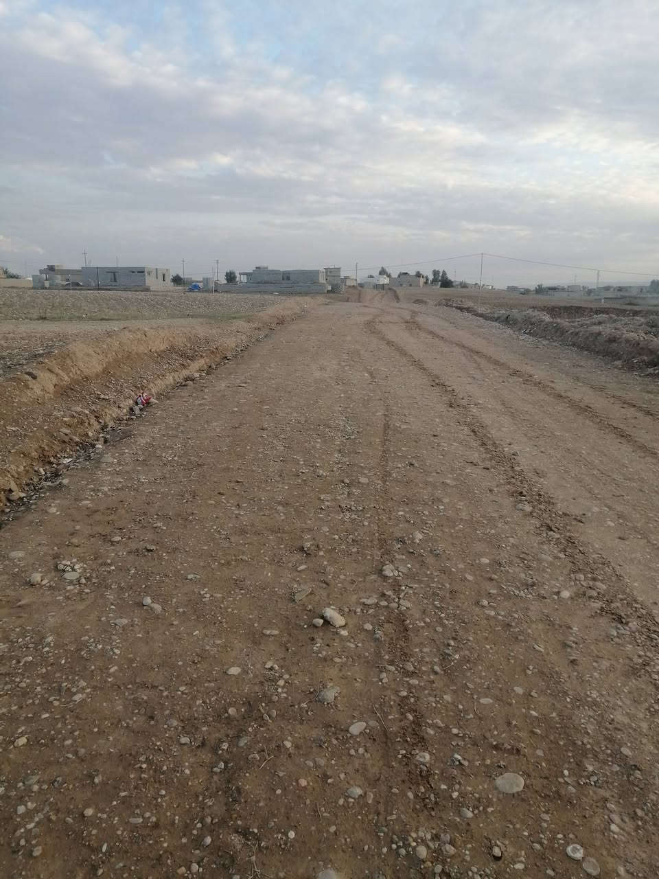 ارض للبيع مجاور ثانوية الصباغيه للبنين علمآ كافة الخدمات من ماء وكهرباء اتريد قطعه عل 500متر سعر القطعه 5مليون اتريد شلع هم يرهم علمآ  شارع الرئيسي 8متر والفرعي 4متر للستفسار ***********
