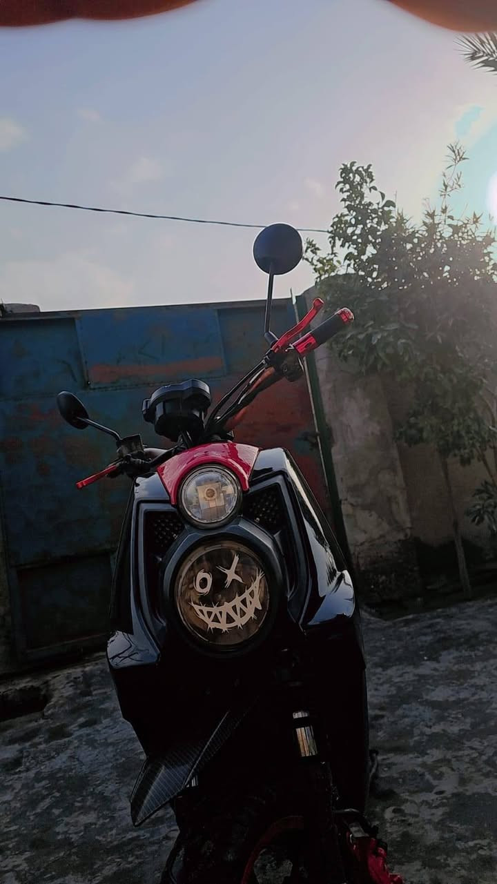 سلام عليكم سكنس جبلي مديل 2013 الدراجه نضيفه مثل ما مبينه بل صوره الدراجه ما مار عليها بانزين عادي كله محسن ودهن موتل بيها شلعه تشك الكاع ومعدل كلش قوي وشرط الكفاله عامه ما مفتوحه وديها لي مصلح الدراجه رايدها بمليون وبيها مجال حك الجيه العنوان الكماليه وهاذ رقمي متواجد واتساب فقط ***********
