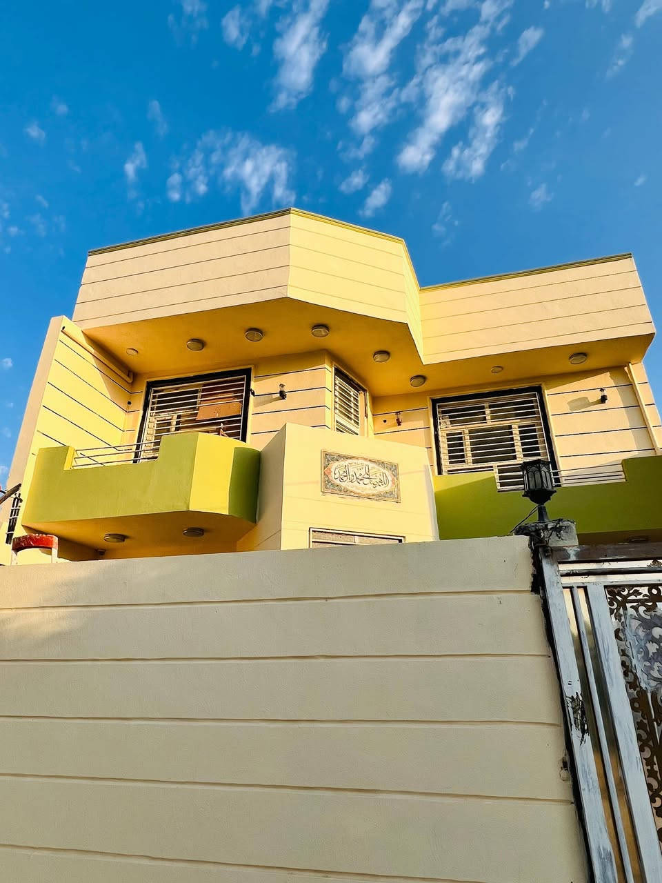 السلام عليكم ورحمة الله وبركاته
بيت للبيع سند ٢٥ طابو زراعي طابقين مساحة ٢٠٠ متر مربع يحتوي الطابق الأول على ٢ غرف نوم + مطبخ كبير +صالة كبيرة + هول كبير + درج + محجر دور + حمام داخلي +حمام خارجي + طارمة وكراح سيارة
الطابق الثاني يحتوي على ٢غرفة نوم كبيرة + هول كبير + سطح مطبك فرشي كامل + سطح ثاني مطبك فرشي كامل
البيت سيراميك + ديكورات جبسن بورد + كهرباء ثري فيز + خط مولدة
عرض الشارع ١٠ متر منطقة هدؤ والجيران ناس اخلاقهم وطيبتهم تسبق سمعتهم
ورديه خارج شارع البحمير
العنوان قرب النائب حبيب حلاوي /  ابو مصطفى للعقار  ***********  السعر خاص
