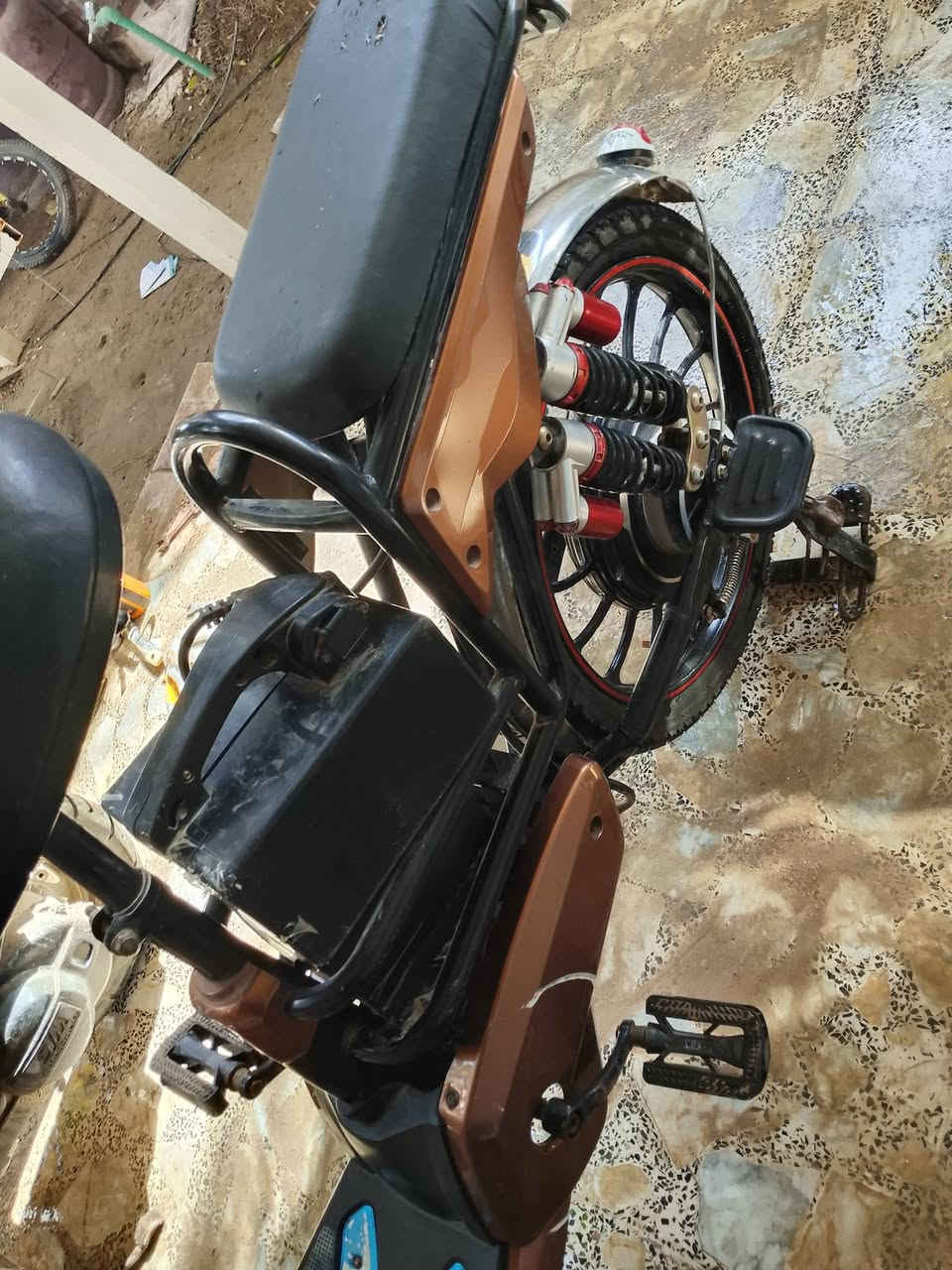 سلام عليكم دراجة شحن سرعة99 دراجة نضيفة كلش بصمة عن بعد بطاريات جديتات السعر250وبيهة مجال.  ***********
