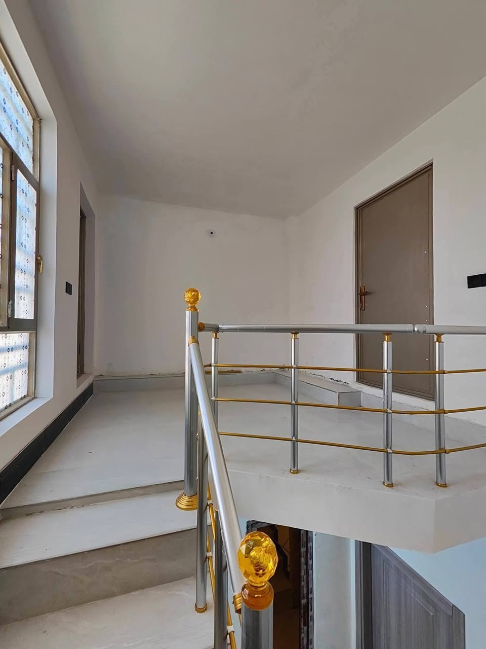 دار حديث اللبيع في كربلاء منطقة بليبل 
مساحة 50 متر طابقين يتكون من غرفتين نوم وصأله مطبخ أستقبأل مغأسل دأخل وخأرج واجهه 5 متر نزال 10 متر 
بناء طابوك جمهوري كافة الخدمات تبليط مجاري ماء كهرباء 
للمزيد من الاستفسار اتصل واتساب *********** *********** ***********
