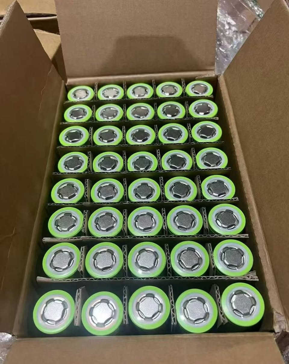 The TZJSK IFR32140 is a premium-grade Lithium Iron Phosphate (LiFePO4) cylindrical battery cell designed for high-capacity and high-safety energy storage applications. Featuring a stable nominal voltage of 3.2V and a high capacity of 15Ah, this 32140 cell offers an exceptional balance of energy density, safety, and lifespan.
This battery cell is highly versatile and widely used for assembling high-power, long-lasting battery packs across various industries:
Electric Mobility: Ideal for Electric Bikes (E-bikes), Electric Scooters, Golf Carts, Electric Wheelchairs, and low-speed electric vehicles (AGVs).
Solar & Renewable Energy Storage: Perfect for solar street lights, home energy storage systems (ESS), and off-grid solar power walls.
Portable Power & Backup: Used in portable power stations, Uninterruptible Power Supplies (UPS), and telecom backup power systems.
Marine & RV Caravans: Excellent for deep-cycle RV house batteries, trolling motors, and marine electronics.
Industrial & Tools: Powering outdoor industrial equipment, robotic systems, and high-capacity lawn mowers.


**إذا كنت صاحب هذا الإعلان وتريد حذفه لأي سبب، رجاءا أرسل رسالة إلى الدعم الفني**