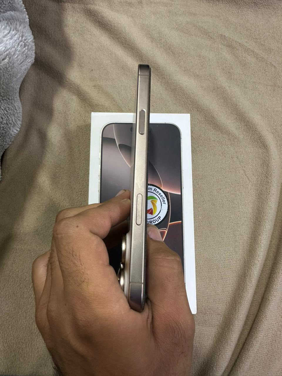ايفون 16Pro max  جهاز نضيف لا بي شخط ولا مستبلد بي شي ولا مفتوح الجهاز عربي شرق اوسط 
باتري 91%🔋
الذاكرة 256
 الجهاز نضيف كلش 
موقعه البصره قظاء شط العرب 
الجهاز قفله 1375 
 للتواصل ***********

