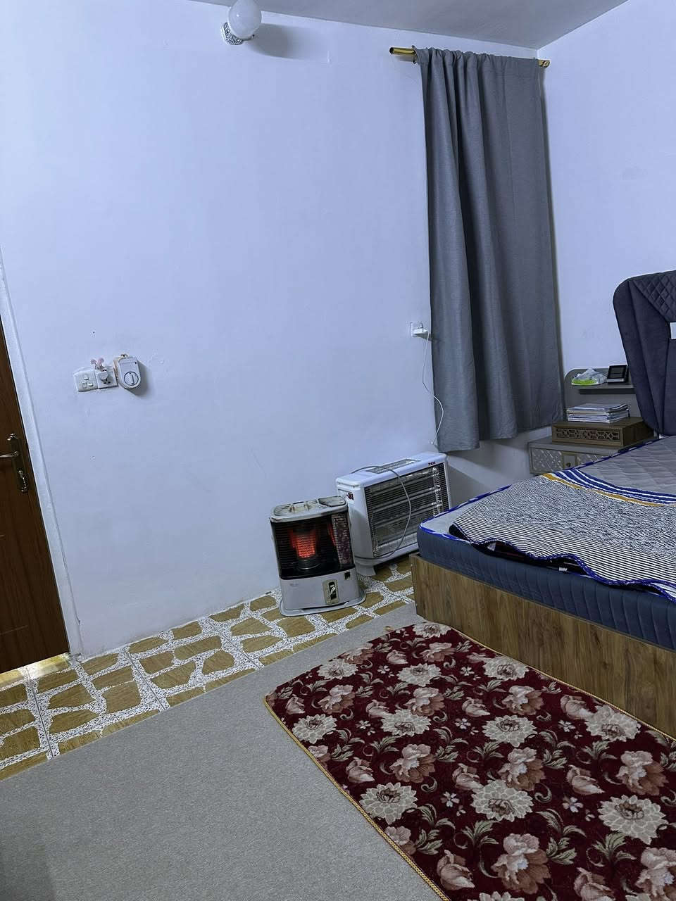 للبيع ١٠٠ متر ب٤٠٠٠ قرب جامع الصادق *********** اتصال 
سعر ٨٥ وبي مجال بسيط
