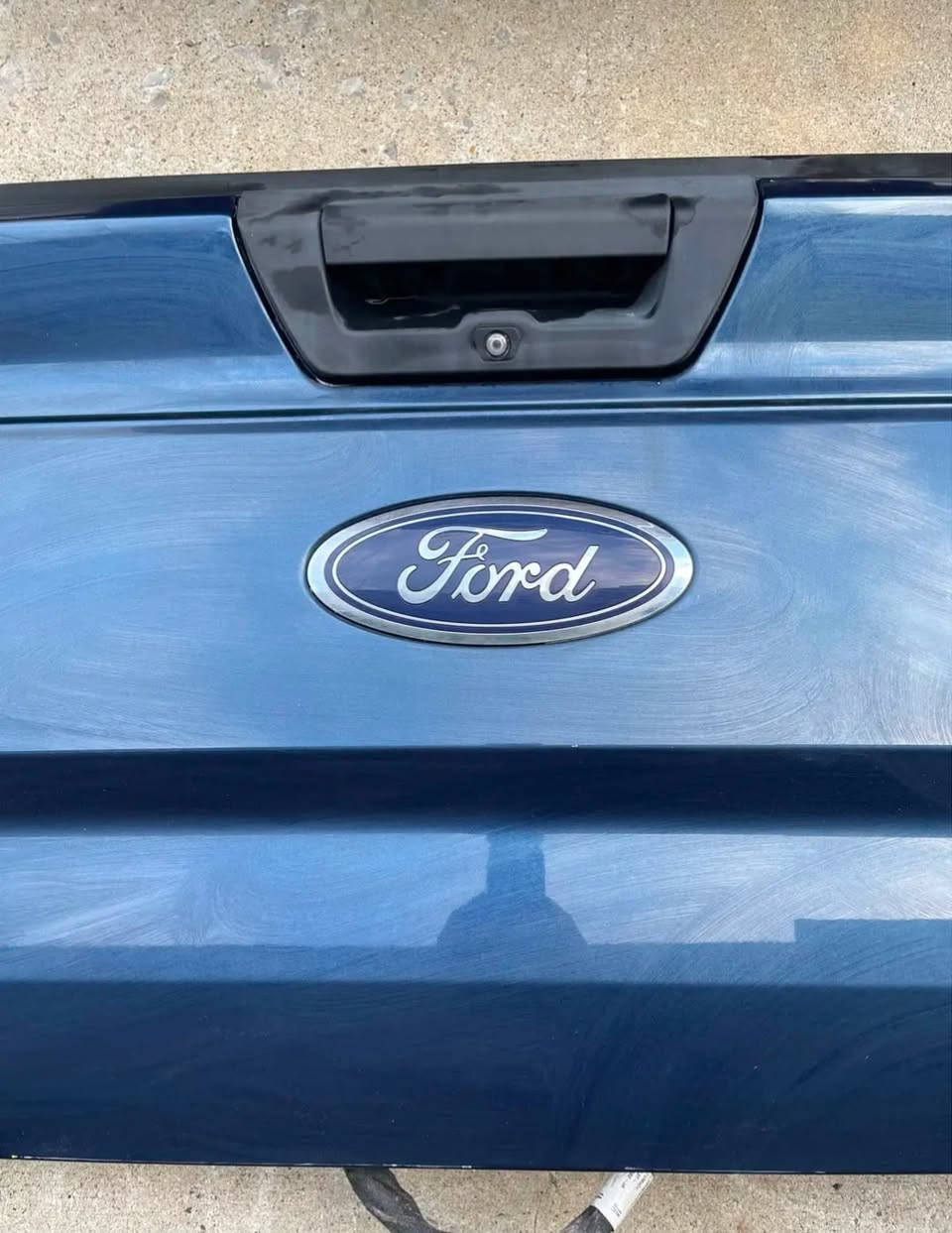 Here's a brief description 

*F150 OEM Navy Blue Tailgate*

2015-2020 Ford F150 tailgate!

*Details:*
- Fit 2015-2020 F150
- Genuine OEM, Navy Blue
- Good condition, works properly

$700 shipped

#F150tailgate #FordNavyBlue #OEMparts #TruckParts


**إذا كنت صاحب هذا الإعلان وتريد حذفه لأي سبب، رجاءا أرسل رسالة إلى الدعم الفني**