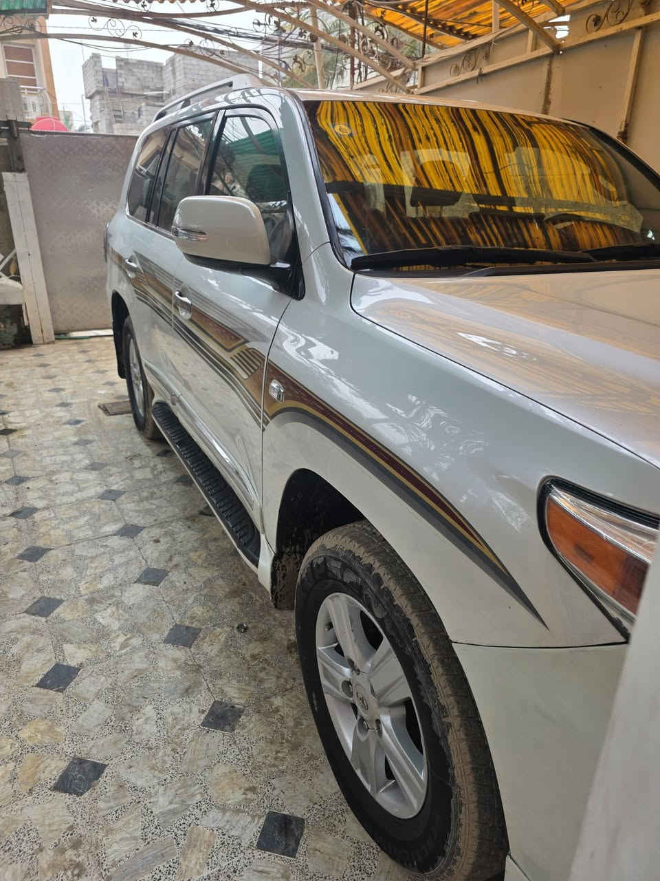 السلام عليكم
من رخصة الادمن 
لاندكروز 2009
6 سلندر 
رقم بغداد بأسمي رقم انكليزي 
السياره حسب مرفق السونار بيها تكحيلات مابيها ضربة السيارة نظيفة تخم تاير جديد حدادية جاهزة أي نقص مابيها 
السياره فول كير اوتماتيك 
سلايت روڤ
ثلاجة
3 قطع تبريد 
مكان السيارة ديالى - بعقوبة 
السعر 280$ قفل . 
واذا اكو سيارة مراوس حسب القناعة 
***********
