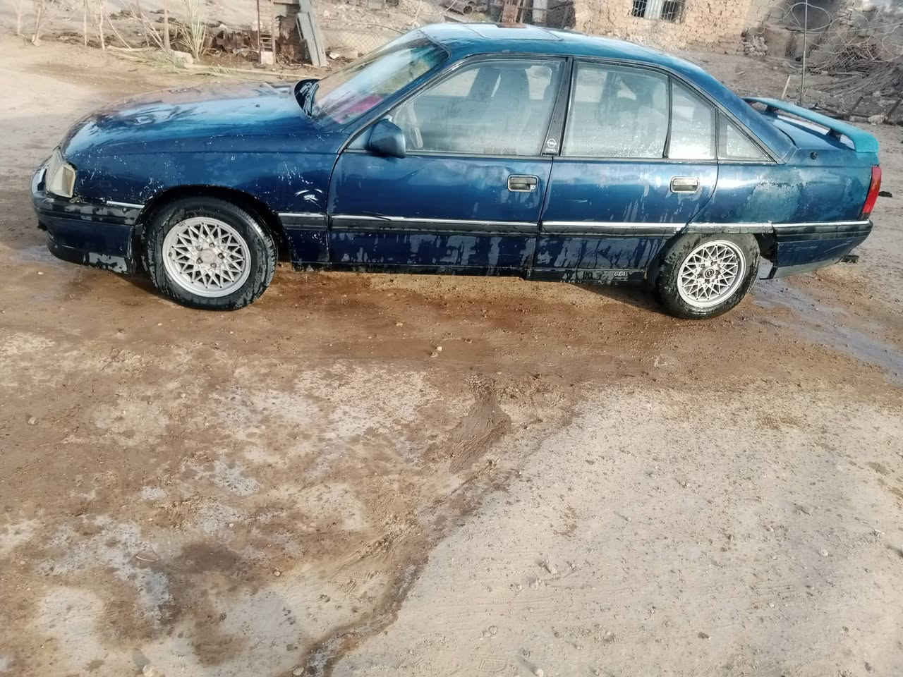 السلام عليكم ورحمه الله وبركاته اخواني سياره اوميكا موديل 92 رقمها نكليزي مكفوله سعرها 25وبيها مجال ***********
