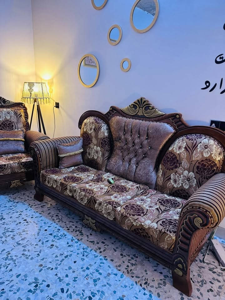 للبيع – طخم رئاسي بحالة ممتازة
 ● يتكون من:
 ● قطعتين كبيرتين.
 ● أربع قطع صغيرة.
 ● النظافة: ممتازة (فول).
 ● الموقع: الجانب الأيسر من الموصل.
 ● السعر: 500 ألف دينار عراقي، ويوجد مجال بسيط للتفاوض.
 ● للاستفسار: ***********.
