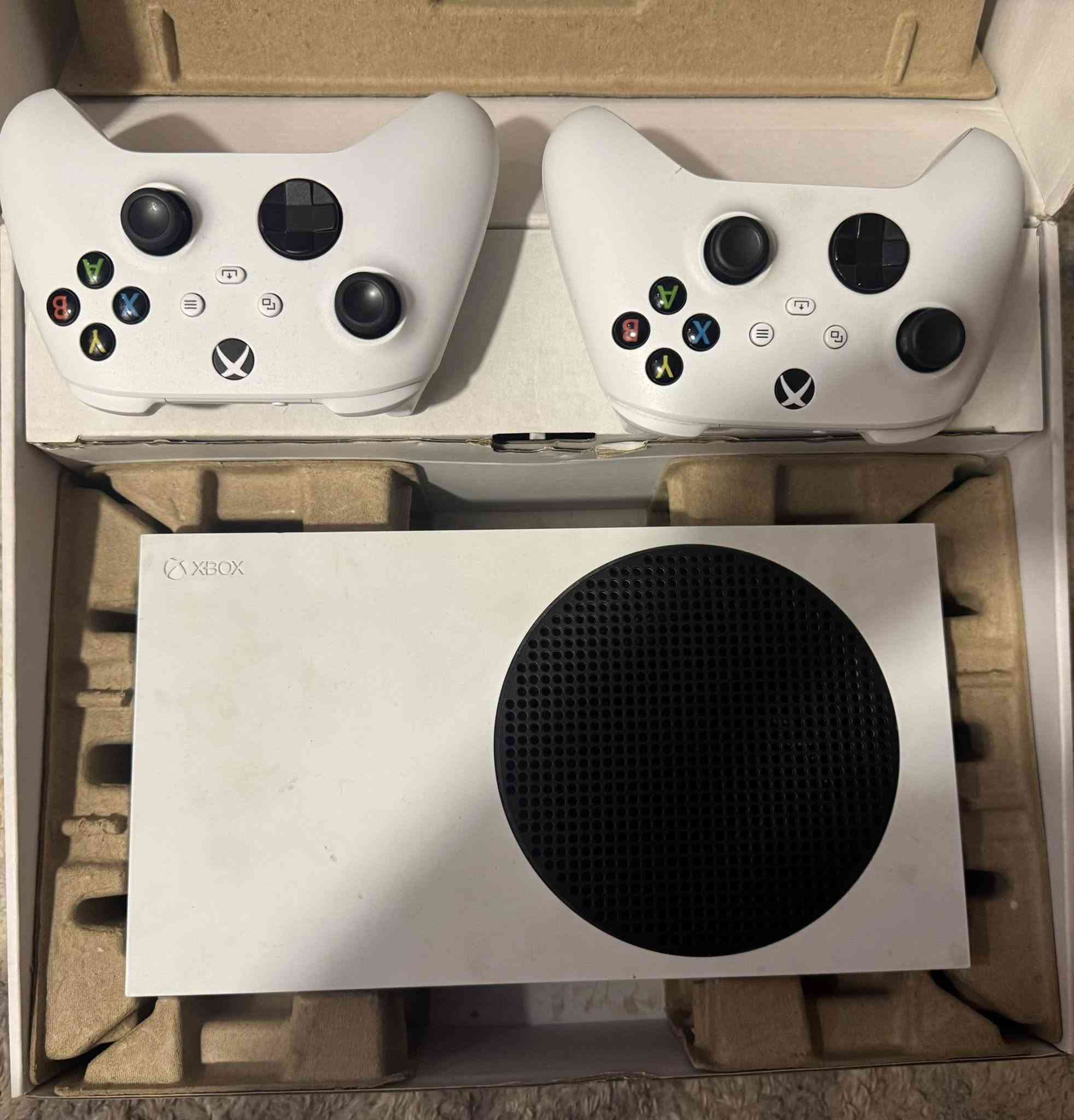 السلام عليكم اكس بوكس سيرس اس نص تيره جهاز نطيف وما مفتوح وبي حساب كلش قوي وبي العاب كلش قويه وغاليه + جوستك اصليه جديده مجرد مفحوصه بعدها بل كرتونه+يوبي اس جديد مستخدم سبوع فقط 450 رايده .رقمي ***********
