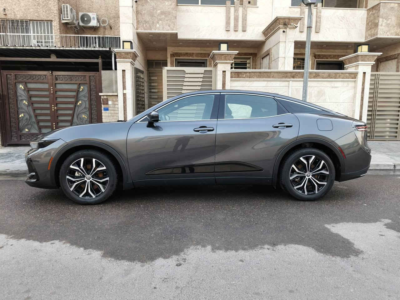 السلام عليكم تويوتا كراون هايبرد مواصفات لمتت موديل ٢٠٢٣ ماشيه ٢٨ ألف ميل بيه صبغ بنيد وجاملغ الثاني بي بارد سياره كلش حلوه وشغله درجه اولى ارباك دركه وبرده راجع سستم موجوده في بغداد شارع فلسطين سعر ٢٤٨٠٠ ألف دولار💲 *********** حجي اثير العامري سياره بسمي
