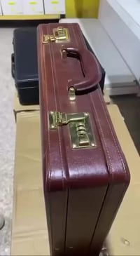 حقيبة دبلوماسية • جلد كاربوني • رمز سري