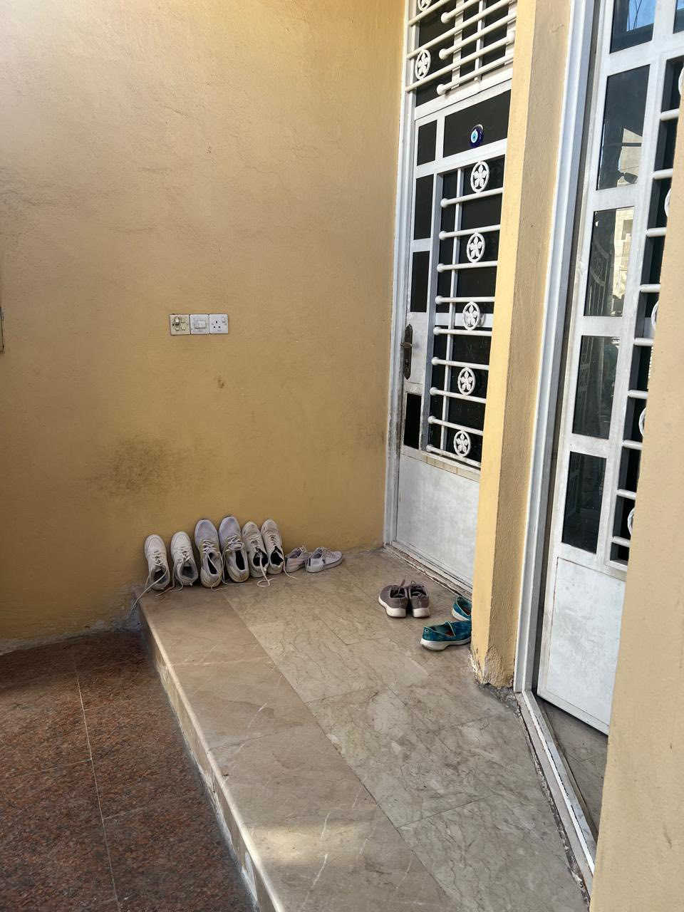 للبيع مستعجل لاغراض السفر 
100م.           5*20
البلديات حي التجار على شارع 15م
البيت كلش نضيف وجديد
يحتوي على مدخلين استقبال مع ممر
هول داخلي ومطبخ وخدمات 
غرفة نوم مع ترك حمام خارجي 
الطابق الثاني 
غرفتين نوم مع الخدمات 
الطابق الثالث 
بتونه كبيره جدا ممكن ان تصلح غرفه 
نوم 
ارضيه البيت مرمر درجه اولى 
سطح عدد اثنان 
لايوجد اي نقص في البيت 
لمزيد من المعلومات الاتصال
مكتب عقارات القناة

 موجود واتساب بالصفحة  
اي استفسار اتصال فقط  لطفآ
منردعلى التعليقات   (***********)
