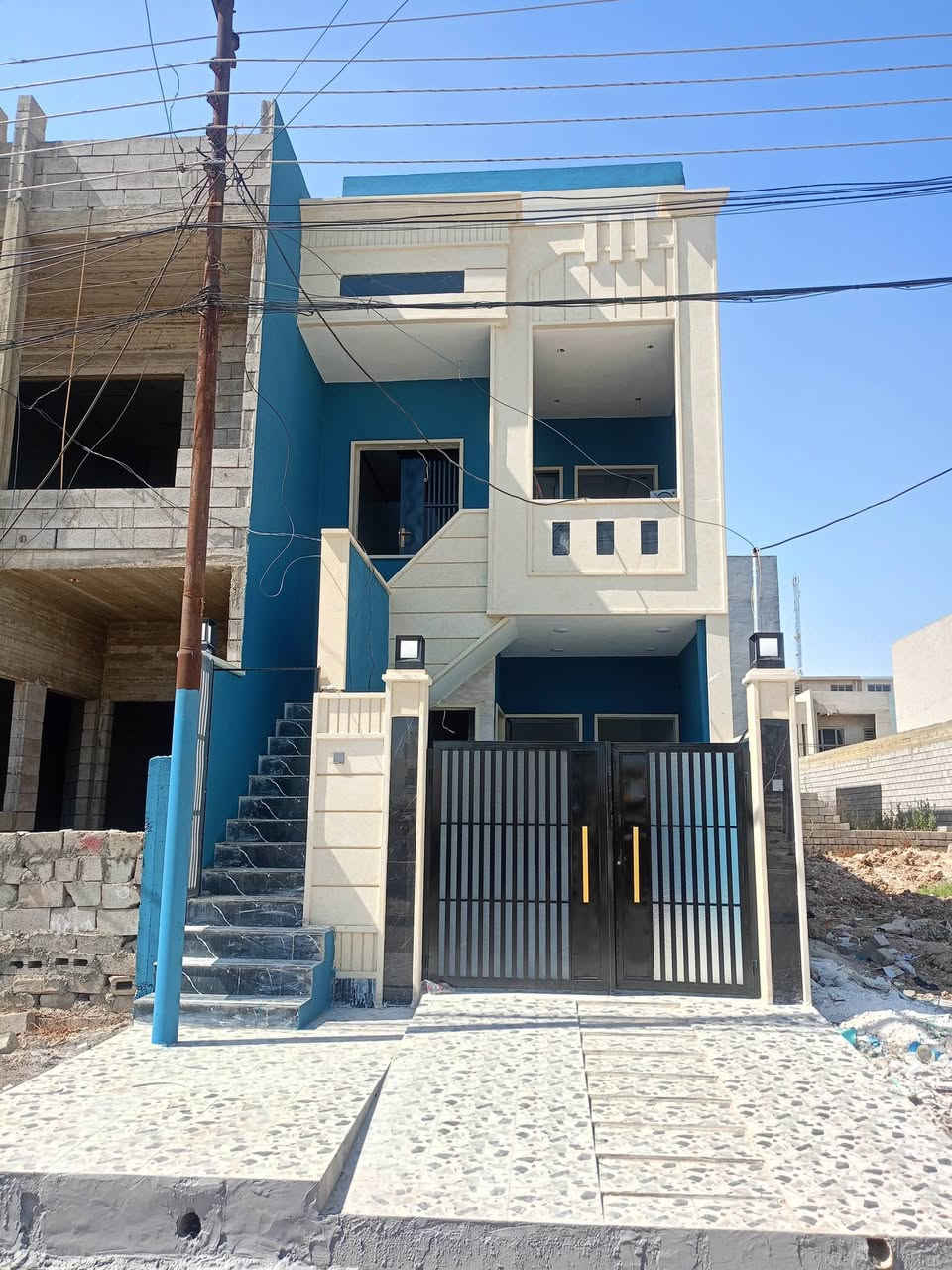 بيت للبيع المساحه 100 طابقين وبيتونه معزول حي السماح السياسين قرب مدرسة الكويتيه شارع 15للاستفسار مراجعة مكتب عمر ابو اياد 👑👑👑
***********
*********** ابو اياد
