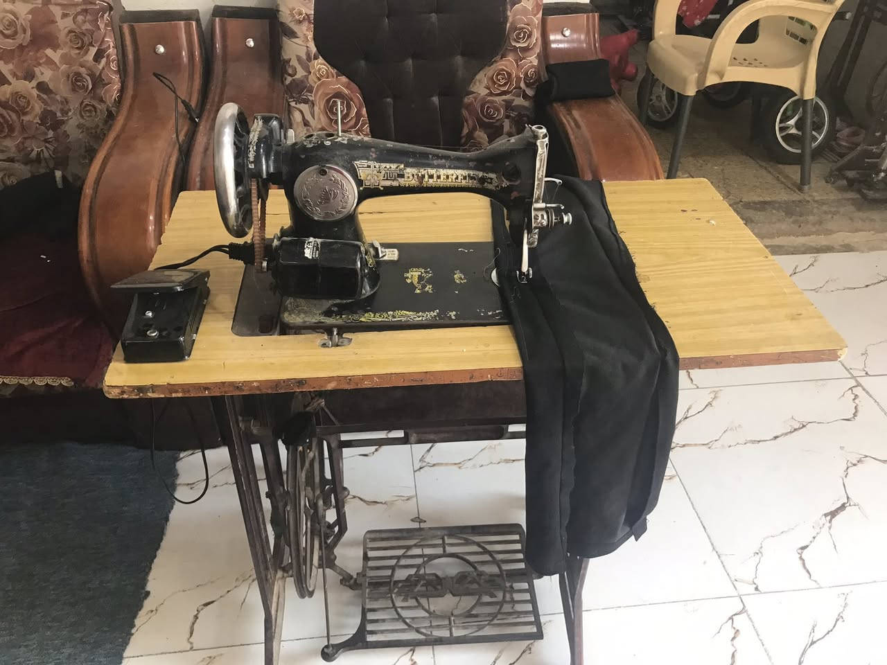 مكينة خياطة اصلية ام الفراشة شغالة على الفحص مكينة وماطور ودواسة وميز السعر ٦٥ المكان نجف حي ميسان ***********
