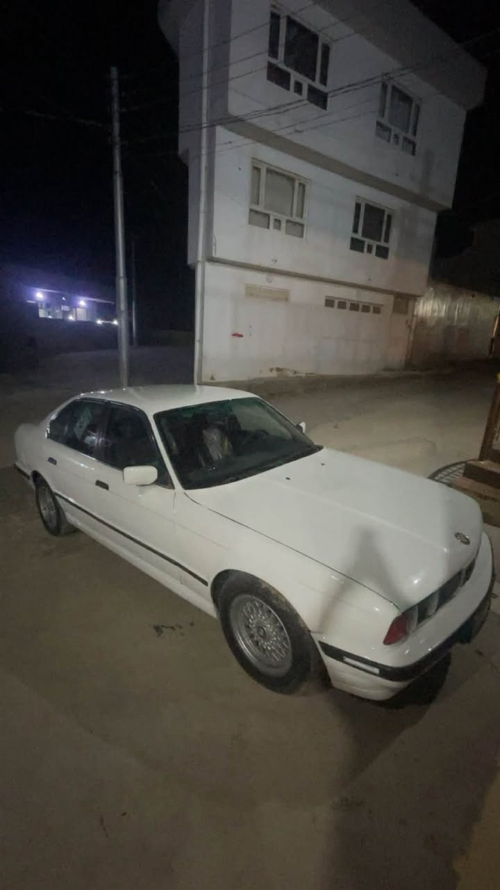 سلاوی خواله‌هه‌موولایك
Bmw1990 525 گیر عادی 
ئارم پلاستیكی سلیمانی به‌شه‌رت
4 جام كابرا
ناو جلد
تایه‌وویلی موشه‌به‌ك
ته‌قه‌وره‌قه‌و ئه‌كسلو گیرومه‌كینه‌ێ به‌شه‌رت 
تازه‌ بۆیاخ كراوه‌ 
35 گه‌لاو معامله‌یه‌ كه‌م 
***********
