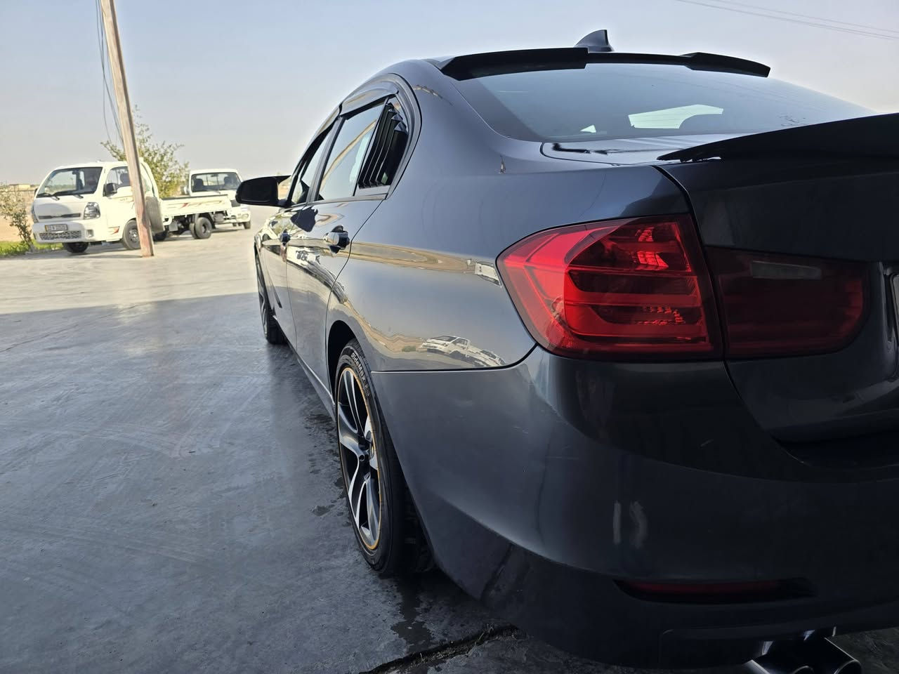 السلام عليكم 
f30 2013
محرك n20 ٤ سلندر تون بور تيربو
ماشيه ١٩٦ الف 
بدون حادث بدون صبغ 
بنيد قمارع صندوك بيهن جراد مغلفهن وعندي صور قبل التغليف
كهربائيات بدون نقص
حداديه جاهزه 
كير محرك كفاله 
بدون حجر بيئه ومطفي السيرفس
صيانتهه كله يم منتضر اوتو 
تدفئه شغاله
تبريد ذاك الصيف مبدل منضومه كامله عدا الفريز الداخلي
دركه m
شاشه ١٠ انج كاربلي واندرويد اوتو 
لدات مبدلهن لون اصفر 
زارعلهه شفتات ومبرمجهن 
عليه شويه اضافات بسيطه 
قبضه كير كرستال m
مفعل بيهه السبورت بلس 
سكوبات 
سبايدر نسيت شسمه 🤣
شادلهه كفرات فجوج حديد ومغلفهن يم بوبستكر عاكس ضوئي ضمان سنه 
كامره خلفيه
تخم تاير جديد بيهه
وياله كلش نضيفات هم مال bmw بس غير موديل 
كفرات مرايا باتمان 
سعرهه ١٦٠ وبيهه مجال قليل 
مكاني صويره-بغداد 
***********
