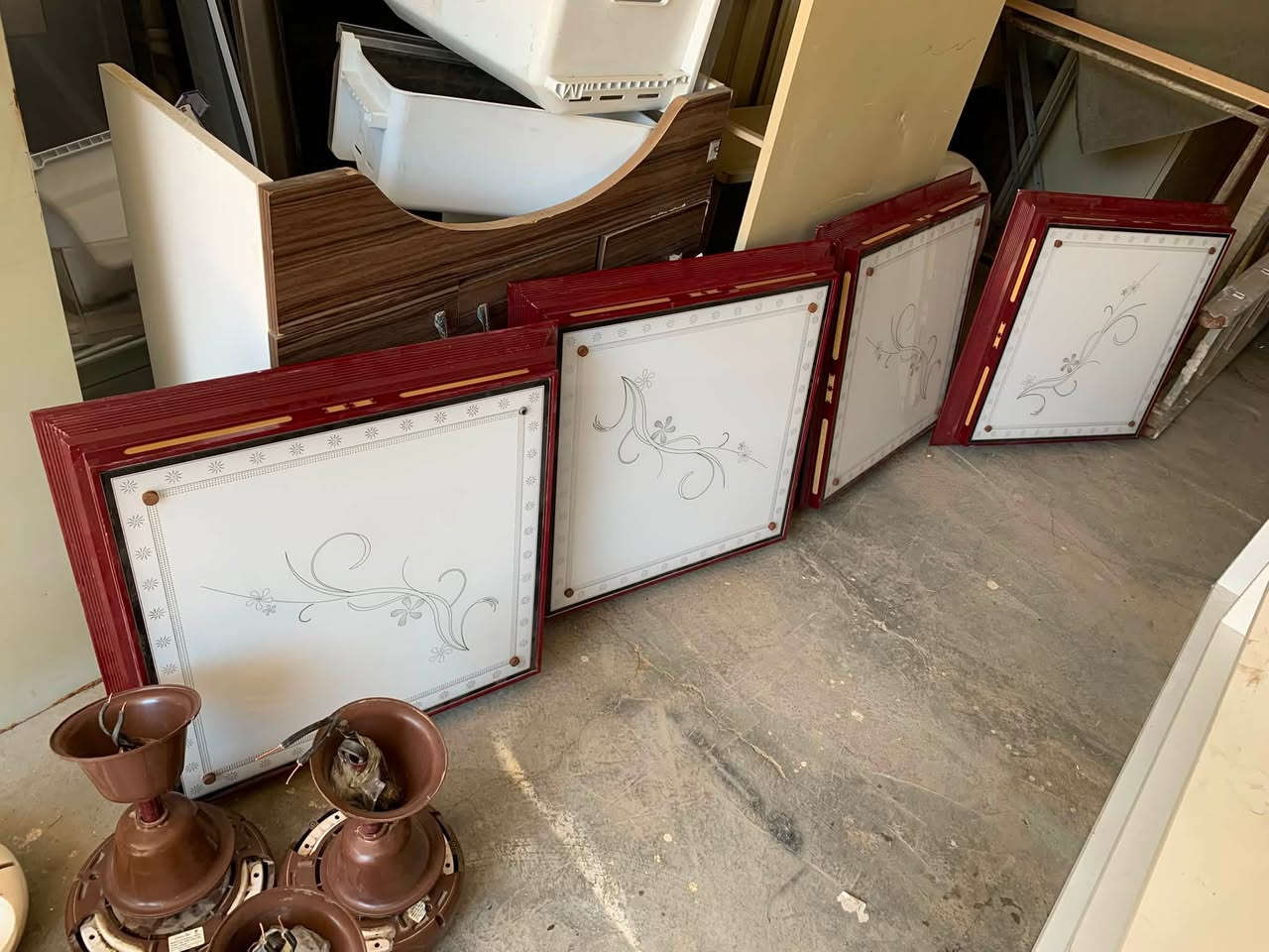 بنكات سقفية عدد ٦  سعر الوحدة ١٥ الف كل ٢ السعر ٢٥ الف وثريات مال اضوية مال سقف ثانوي العدد ٤ السعر كل ٢ ٢٥ الف للاستفسار الاتصال بالرقم التالي *********** العنوان سليمانية السوق
