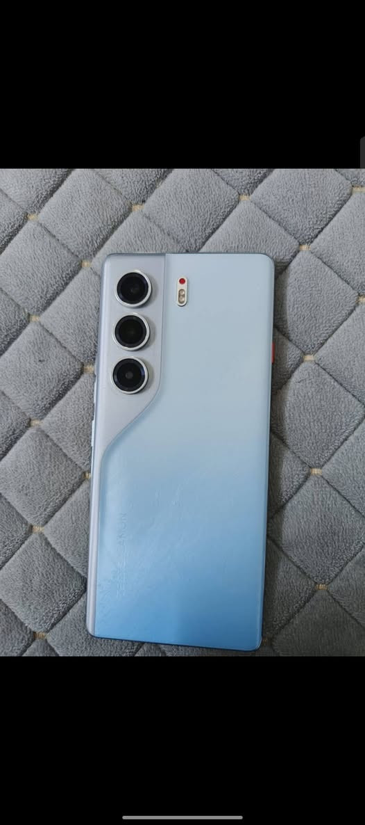 📱 للبيع Tecno Camon 40 Pro 5G

- 💾 الذاكرة: 256GB
- ⚡ الرام: 24GB (12GB + 12GB توسعة)
- 🌐 يدعم شبكات 5G
- 📱 شاشة AMOLED بحجم 6.78 إنش وتردد 144Hz.
- 🎮 يشغل PUBG على 90 فريم بأداء ممتاز.

✅ الجهاز نظيف جدًا.
✅ كامل الملحقات والكرتونة موجودة.
✅ لم يُفتح أبدًا ولا دخل صيانة.
✅ كل أغراضه الأصلية موجودة.
✅ الفحص على راحتك قبل الشراء.

للمهتم يراسلني خاص او واتساب ***********
