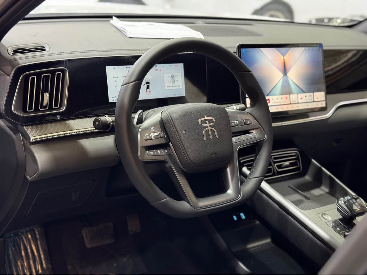 يصمه تشغيل عن بعد 
شاشه 
كامرات 
مقاعد جلد 
مقعد كهرباء 
حساس امامي خلفي 
هاندبريك كهرباء 
اوتو هولد 
محرك dmi بلكن كهرباء بنزين 
تفويلة البنزين تمشي 1300 كم 
8 ايرباك
ركن تلقائي
لايت بك لايت لد 
*********** 
*********** بغداد, العراق
