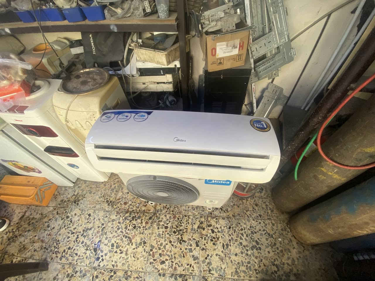 سلام عليكم سبلت ميدها طن ونص اخو الجديد على وضع البلاد شغال وكامل ملحقات ريمود وبوري الصلي مالته  غاز مقفول R22 السبلت بس ضمان 10 ايام المكان الكراده داخل الرقم ***********
