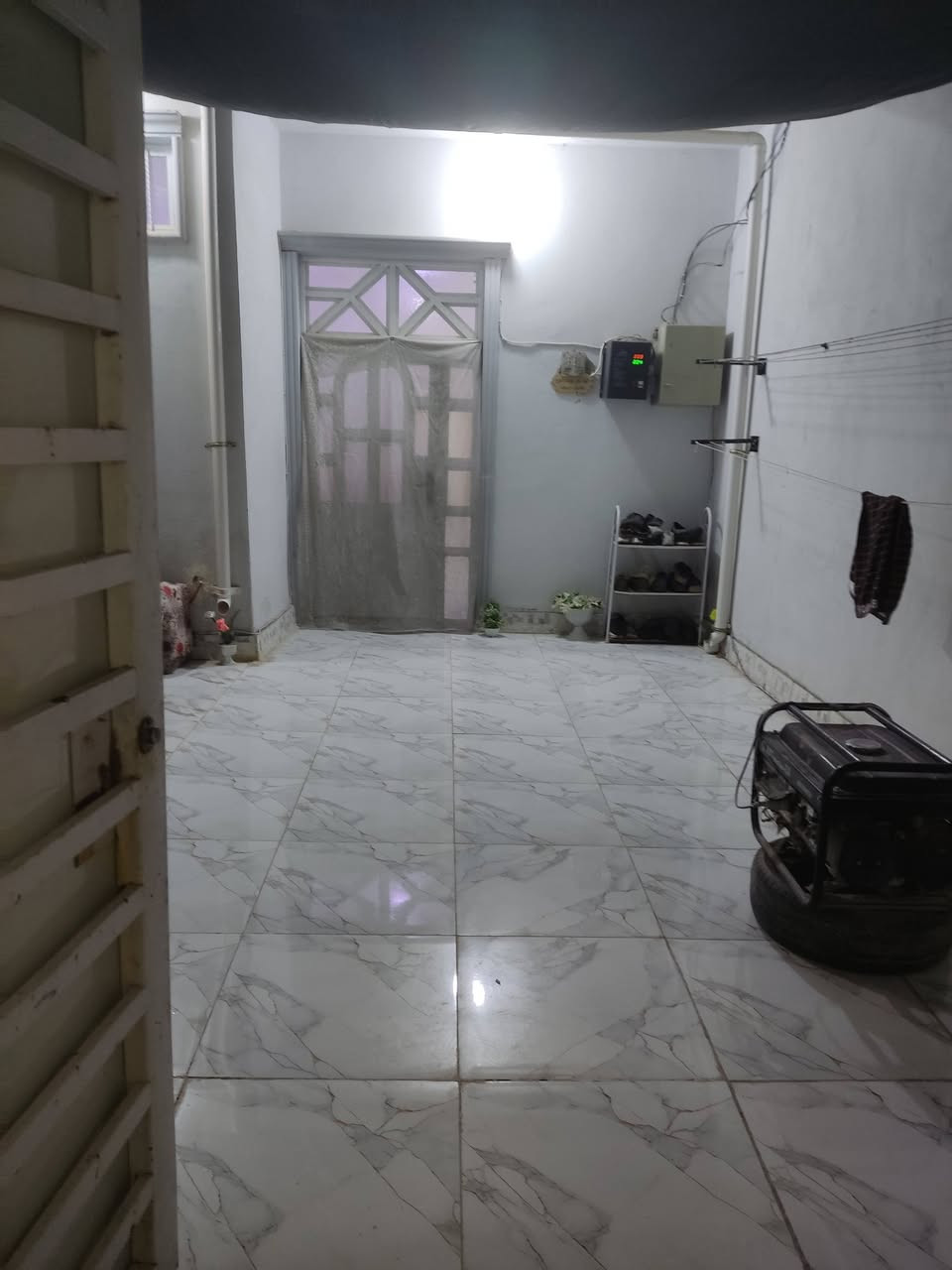 السلام عليكم
البيت للبيع المساحه 88متر مشمول بمعامله التطويب 
النجف الاشرف طريق ياعلي  عامود 136 ثاني بيت علئ الشارع السعر 40وبيه مجال قليل 
الرقم /***********
